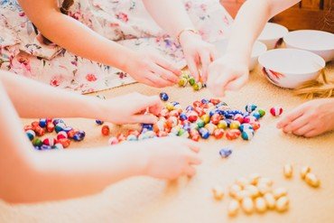 Børn der leger med perler